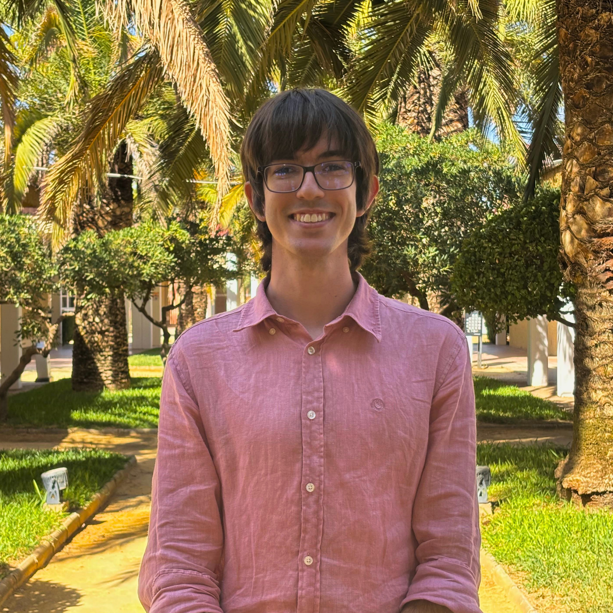 3 Foto de Andrés Campillo Ponce con fondo de palmeras y cesped.