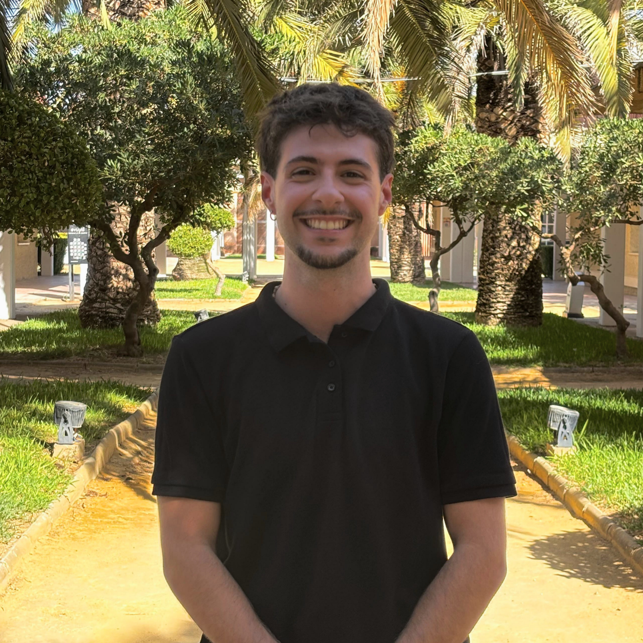 4 Foto de Andrés Campillo Ponce con fondo de palmeras y cesped.