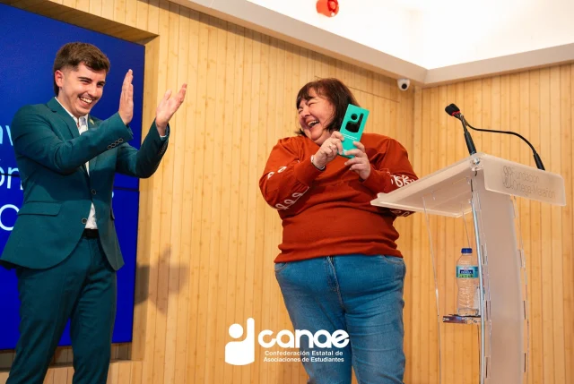 Por primera vez CANAE ha entregado sus premios y reconocimientos🏅a aquellas entidades, proyectos y personas que trabajan incansablemente para conseguir una educación pública de calidad, integradora, participativa y que nos prepare para el futuro.

Estas distinciones pretenden reflejar lo agradecidos y agradecidas que estamos en CANAE, como estudiantes de toda España en su labor.

📸 Os dejamos unas fotos con premiados y premiadas, participantes de CANAE y entidades amigas.

@gitanos_org @cogam_lgtbi @adictlescentes @mca.canarias @jlgquinones @carlasr_23, MariLuz Mora y los Estudiantes voluntarios en la DANA.